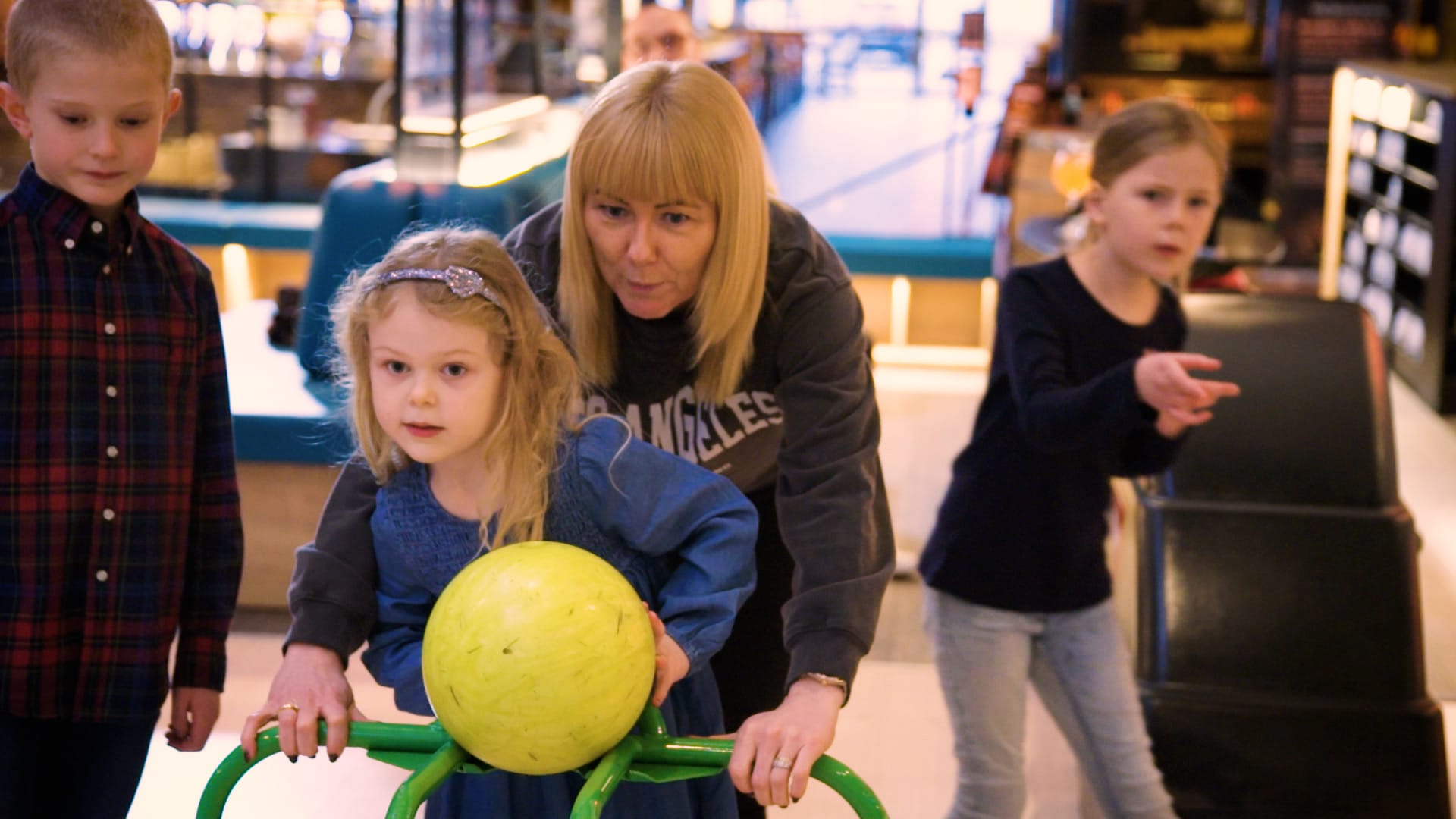 Deals og gavebeviser Billede af familie der spiller bowling